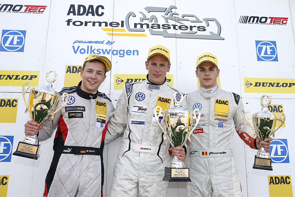 Nicolas Beer på podiet, omgivet af Marvin Dienst og Alessio Picariello
(Foto: ADAC Motorsport)